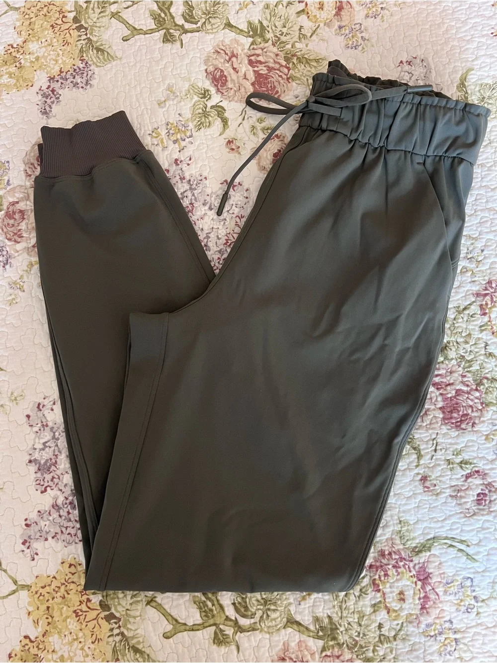lululemon athletica olive green jogger pants